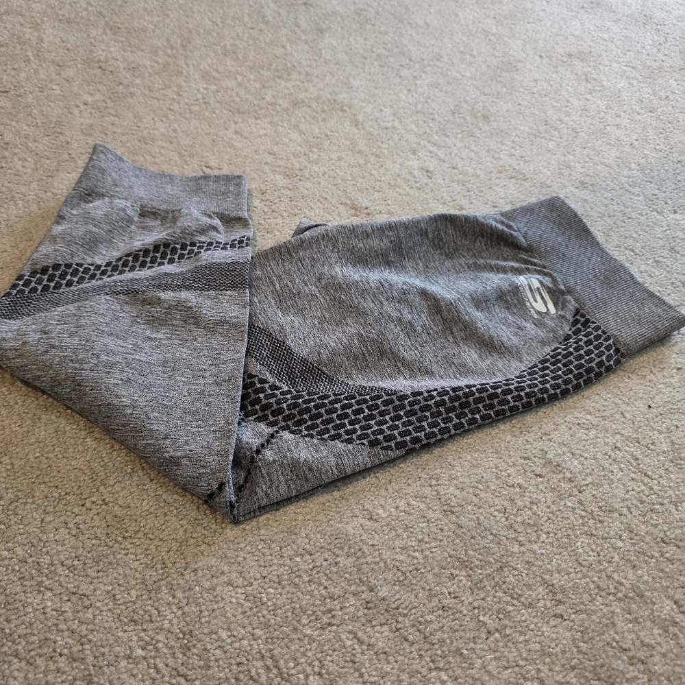 Gray Seamless Active Leggings with Subtle Logo
